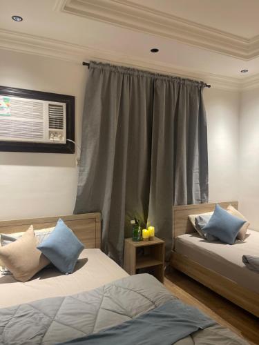 Ένα ή περισσότερα κρεβάτια σε δωμάτιο στο Taibah Apartment
