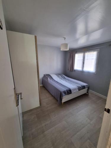 une chambre avec un lit et une fenêtre dans l'établissement Chalet 6 pers à 10km de Cabourg, à Dozulé