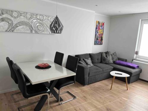 ein Wohnzimmer mit einem Tisch und einem Sofa in der Unterkunft Ferienwohnung am Glockensee in Bad Laer