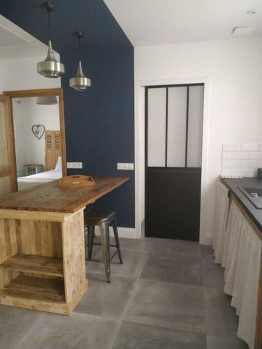 Cette chambre comprend une table en bois et un miroir. dans l'établissement Maison d'hôtes cosy & agréable à 5min du Futuroscope, à Saint-Georges-lès-Baillargeaux