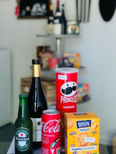 a table with bottles of soda and a box of popcorn at Gîte "La belle vie" in Chamblet