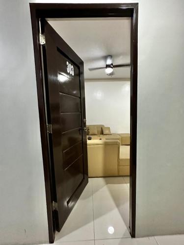 drzwi prowadzące do pokoju z kanapą w obiekcie Hardrock Residences w mieście Cabanatuan