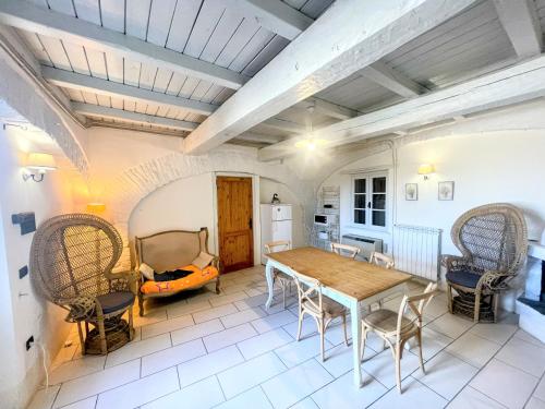 ein Esszimmer mit einem Tisch und Stühlen in der Unterkunft 3 guests Pool villa-Jacuzzi infinity pool in wondrous gardens that surround in Spoleto