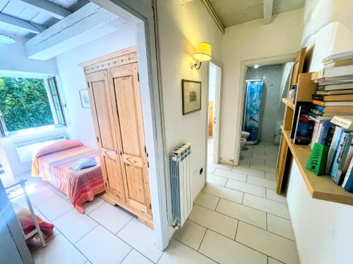 ein kleines Zimmer mit einer Tür, die zu einem Schlafzimmer führt. in der Unterkunft 3 guests Pool villa-Jacuzzi infinity pool in wondrous gardens that surround in Spoleto