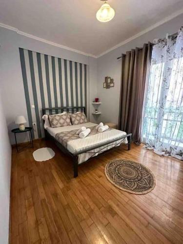 Schlafzimmer mit einem Bett und Holzboden in der Unterkunft Frankie's House in Athen