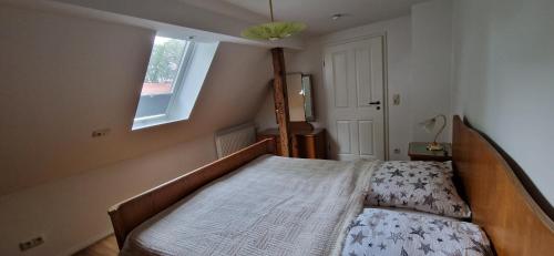 1 dormitorio con cama y ventana en Gemütliche Wohnung am Wald 