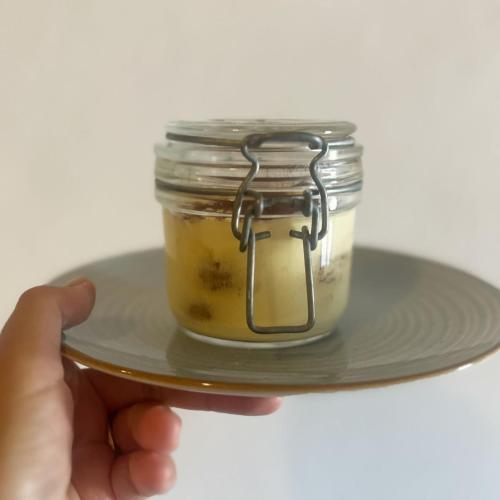 a hand holding a plate with a jar of honey at LOCANDA PODERE LE VIGNE in Radda in Chianti