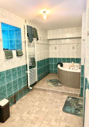 une salle de bain avec une baignoire et un lavabo dans l'établissement Gîte de la fontaine, à Sainte-Agathe