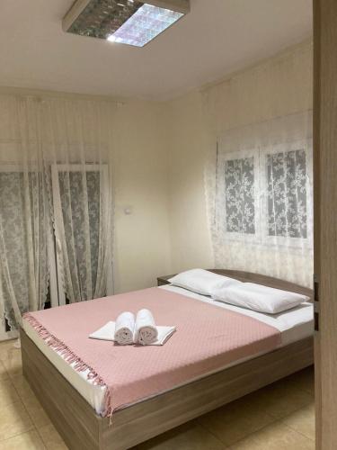 Säng eller sängar i ett rum på Center Kallithea Apartment