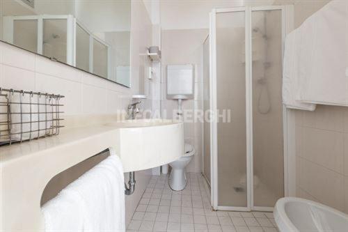 biała łazienka z umywalką i toaletą w obiekcie Esperia Boutique Family Hotel w Cesenatico