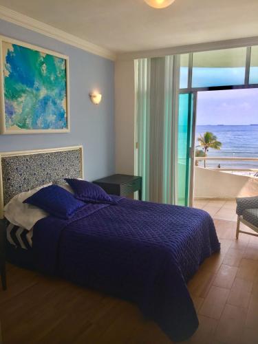 a bedroom with a bed and a view of the ocean at Apartamento vista al mar in Boca del Río