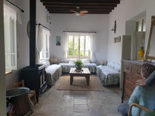 Dervise Mehmet Guest House في Lefke-Karadağ: غرفة معيشة مع أريكة وطاولة