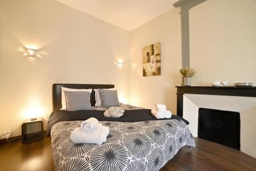 a bedroom with a bed with towels on it at Résidence Notre Dame in Châtellerault