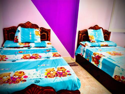 - 2 lits dans une chambre avec des lits avec des chatons dans l'établissement قرية منيه فايد بكسفريت, 
