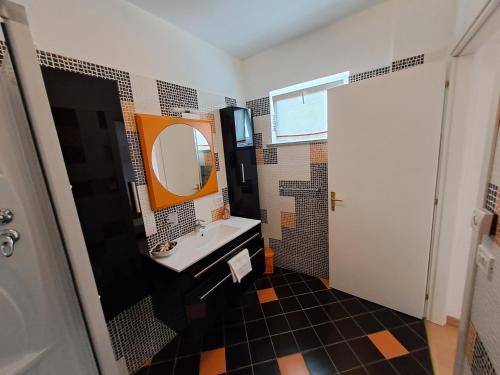 ein Bad mit einem Waschbecken und einem Spiegel in der Unterkunft La casa de riki 