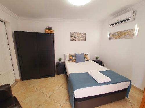 a bedroom with a large bed in a room at Casa da Vera in Faro