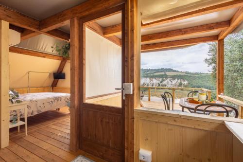 Postel nebo postele na pokoji v ubytování I Sicomori - Seme di Carota - Glamping e appartamenti con piscina a Saturnia