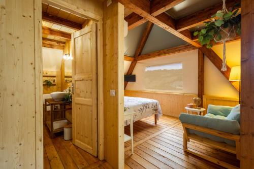 1 dormitorio con 1 cama en una casa de madera en I Sicomori - Seme di Carota - Glamping e appartamenti con piscina a Saturnia en Saturnia