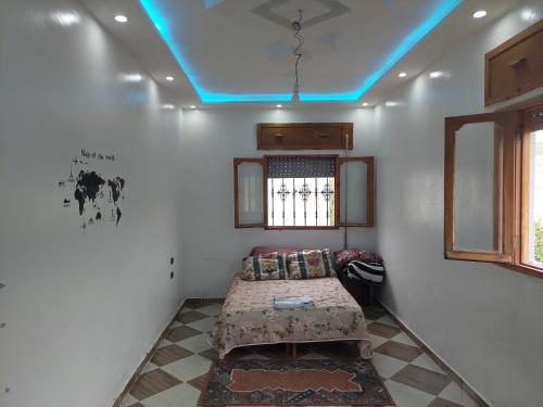 Camera con letto e soffitto blu di Comfort house 