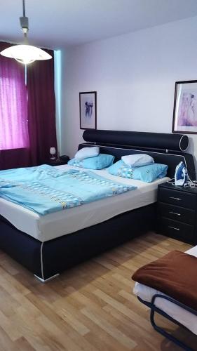 een slaapkamer met een groot bed in een kamer bij Luxury apartment with nice interior look for Guest in Krefeld