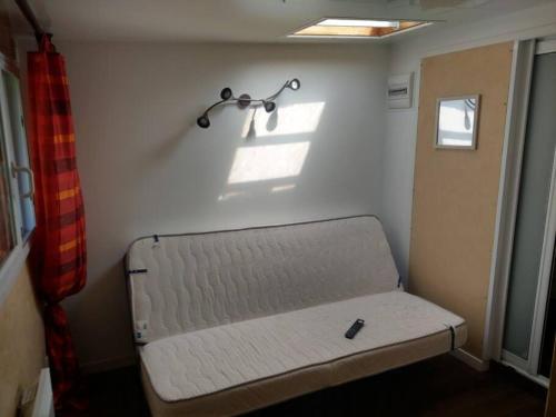 - un petit lit dans une petite chambre avec fenêtre dans l'établissement Villa avec piscine privée à Juan Les Pins, à Juan-les-Pins