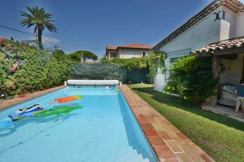 une piscine dans la cour d'une maison dans l'établissement Villa avec piscine privée à Juan Les Pins, à Juan-les-Pins