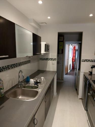 une cuisine avec un évier et un plan de travail dans l'établissement Villa avec piscine privée à Juan Les Pins, à Juan-les-Pins