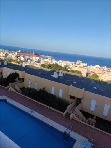 Blick auf ein Gebäude mit Pool in der Unterkunft Apartamento reformado con piscina y vistas in Garrucha