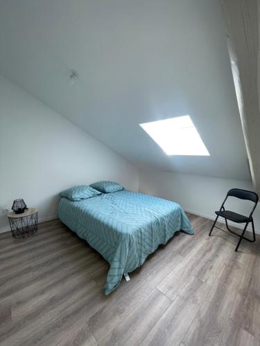 ein Schlafzimmer mit einem Bett und einem Stuhl darin in der Unterkunft T3 Bohème - Terrasse - Proche du stade - 402 in Saint-Étienne