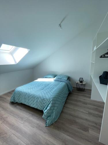 - une chambre avec un lit et une couette bleue dans l'établissement T3 Bohème - Terrasse - Proche du stade - 402, à Saint-Étienne
