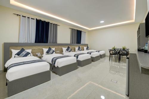 מיטה או מיטות בחדר ב-Three Palms Suites