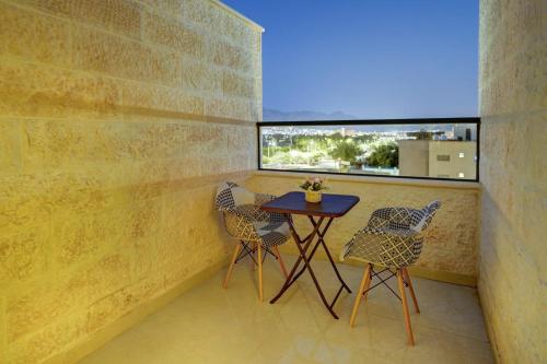 En balkon eller terrasse på Three Palms Suites