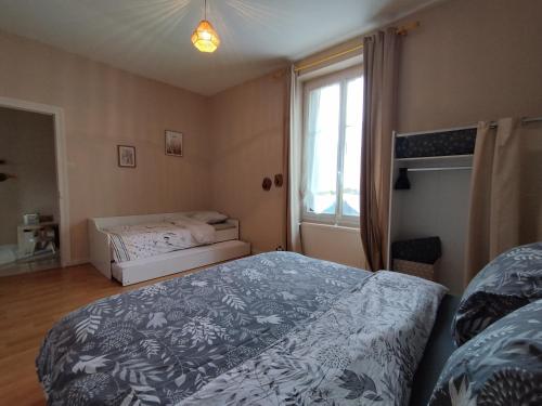 Un dormitorio con dos camas y una ventana en Maison de campagne proche Beauval, en Selles-sur-Cher