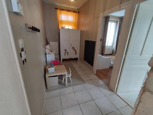 Habitación pequeña con mesa y cocina en Maison de campagne proche Beauval, en Selles-sur-Cher