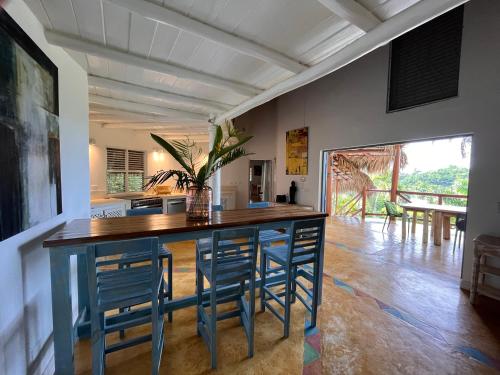 Lounge nebo bar v ubytování Casa Bambu - Charming villa in the heart of nature