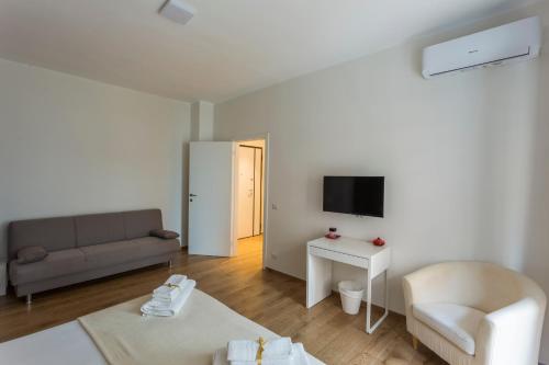 een kleine woonkamer met een bank en een tv bij H49 in Bari