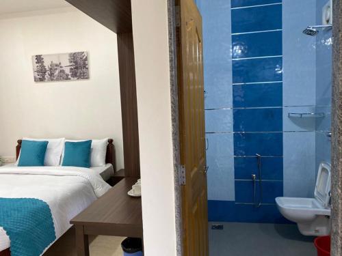 a bedroom with a bed and a bathroom with a toilet at Kepler Stay By AT Hotel Collection in Majorda