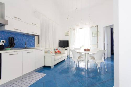 Una cocina o cocineta en Terrazza Sul Mare by Le Dhome Sicily