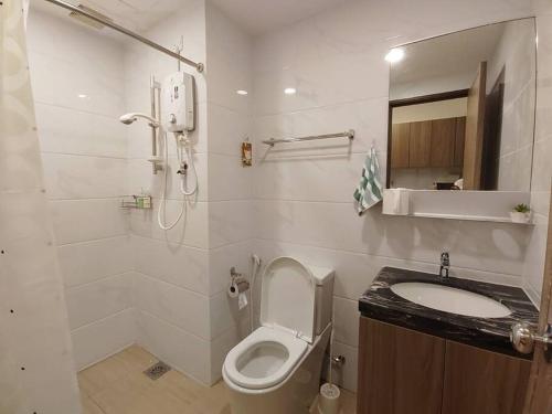 uma casa de banho branca com um WC e um lavatório em 1-3pax Studio Wi-Fi 15 min to Jb town Ciq / Skudai em Johor Bahru