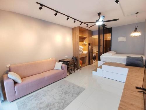 uma sala de estar com um sofá e uma cama em 1-3pax Studio Wi-Fi 15 min to Jb town Ciq / Skudai em Johor Bahru