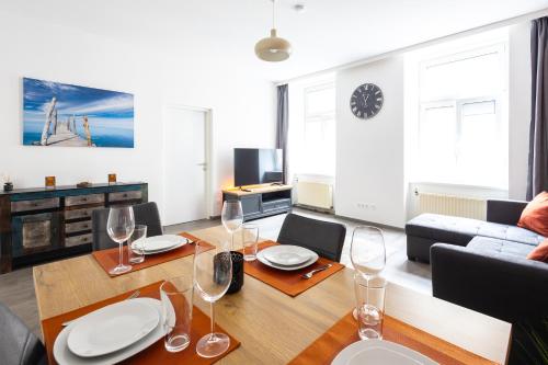 N14 Enjoy Apartments, AC ,quiet street, two bedrooms sleeps 6, very Spacey