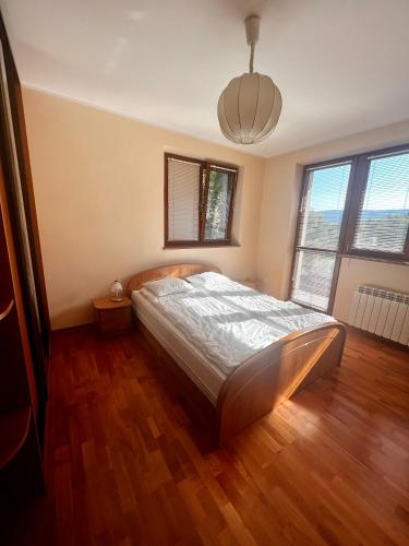 - une chambre avec un lit dans un dortoir doté de parquet dans l'établissement Bieszczadzkie Knieje, à Ustrzyki Dolne