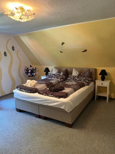 ein Schlafzimmer mit einem großen Bett in einem Zimmer in der Unterkunft Ferienwohnung Familie Petschel in Kurort Jonsdorf
