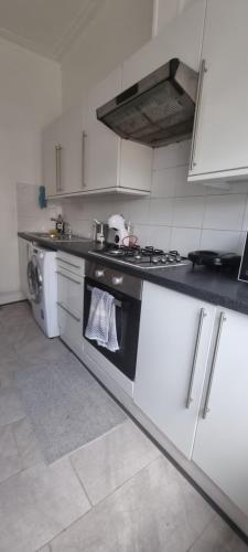 Kuchyň nebo kuchyňský kout v ubytování Cricklewood Broadway Guest Home