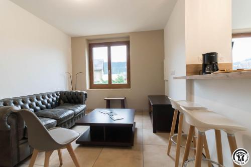 un salon avec un canapé et une table dans l'établissement Maison de la Lionne, à Luchon