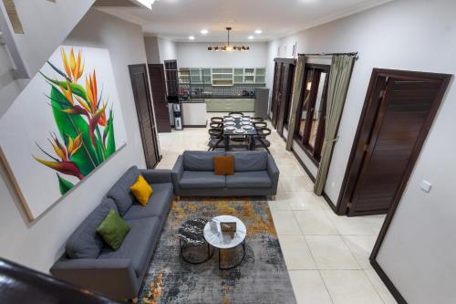 uma sala de estar com um sofá e uma mesa em SUNNYRENT. Green villa for family rest in Nusa Dua em Nusa Dua