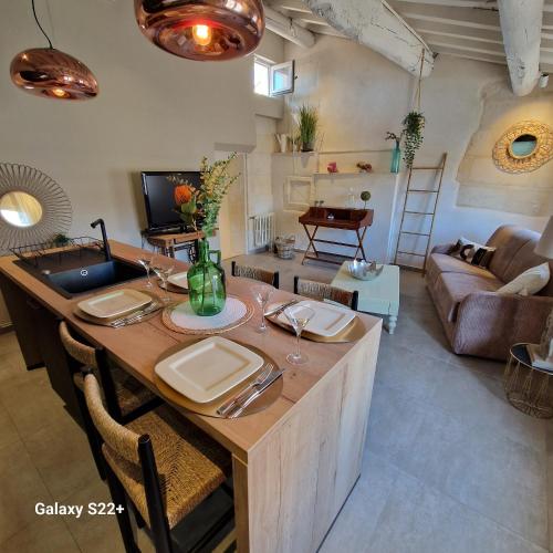 Il comprend une cuisine et un salon avec une grande table en bois. dans l'établissement The Rooftop Arles - Terrasse panoramique, à Arles