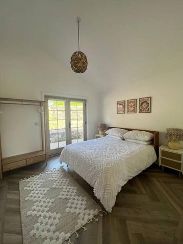 um quarto com uma cama com um tapete e uma janela em The guest House em Penrith