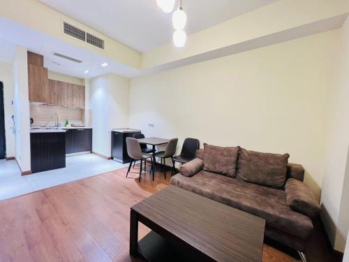 un salon avec un canapé et une table dans l'établissement Modern Apartment +Balcony next to Republic Square, City Center, à Erevan