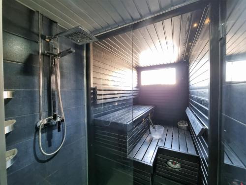 La petite salle de bains est pourvue d'une douche et de toilettes. dans l'établissement Central Gem with Sauna - Big two-room apartment FREE PARKING, à Tampere